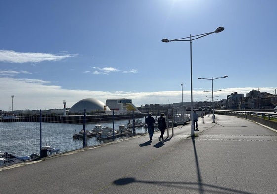 Tramo del paseo de la ría de Avilés en el que recrecerá el cantil.
