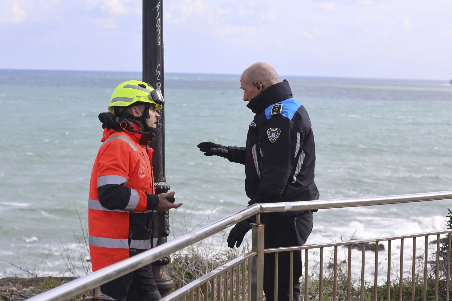 Despliegue de Policía, Salvamento Marítimo y Bomberos en el Cerro de Santa Catalina