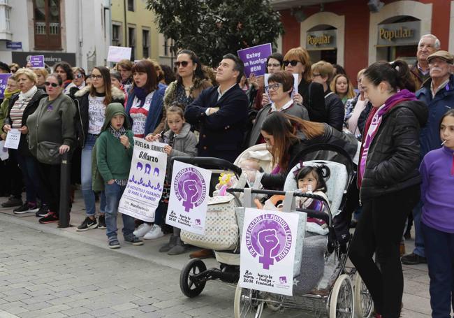 Concentración por el 8M en Llanes.