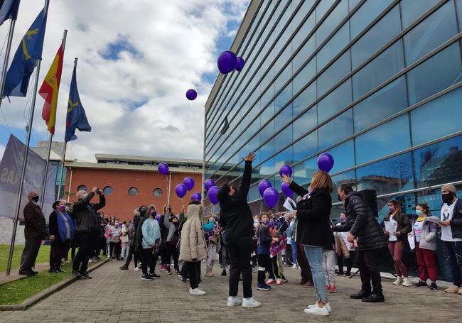 Suelta de globos malva en Luanco.