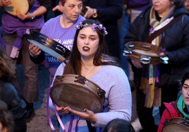 Pandereteras en la manifestación de Mieres