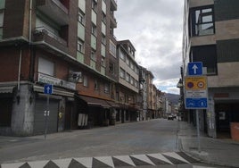 La calle Libertad de Pola de Laviana, ya con la nueva señalización.