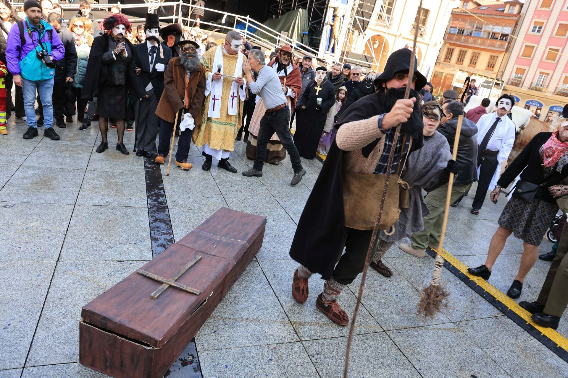 Los mazcaritos animan el Antroxu en Avilés