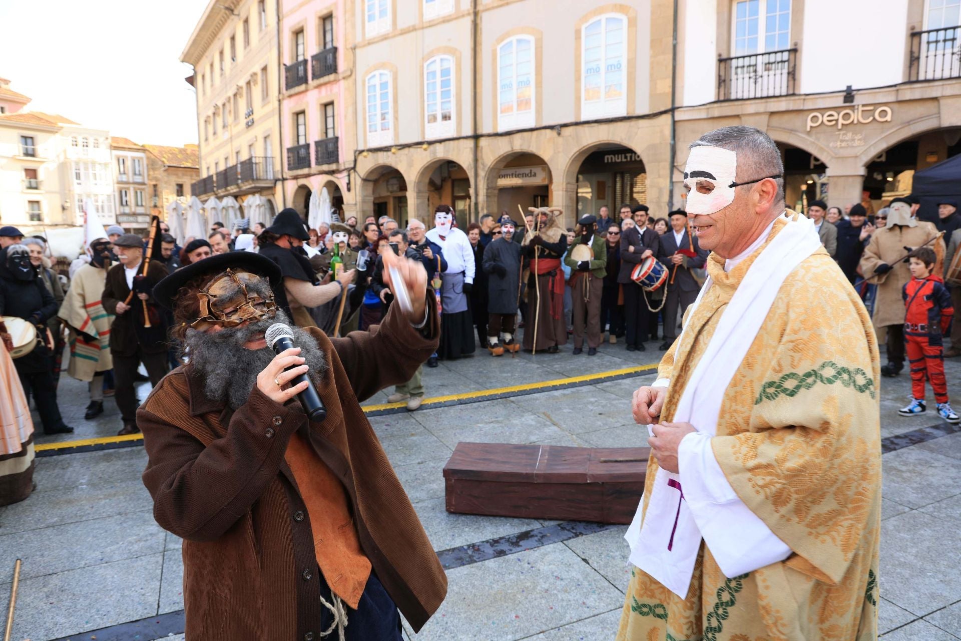 Los mazcaritos animan el Antroxu en Avilés