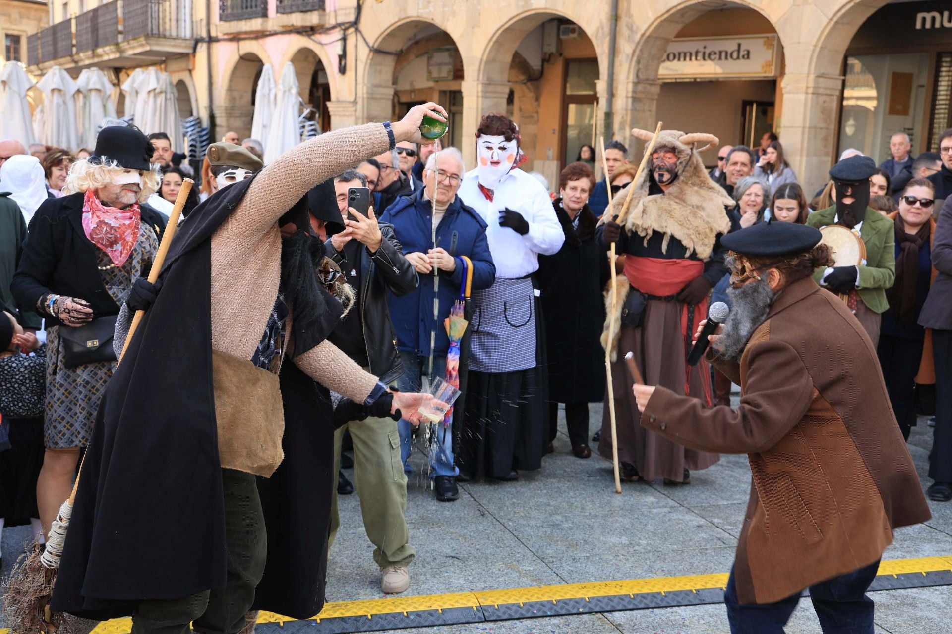 Los mazcaritos animan el Antroxu en Avilés