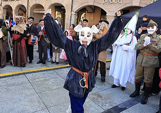 Uno de los mazcaritos más populares del cortexu es el gochu, que fue subastado entre el público en El Parche como colofón de la fiesta.