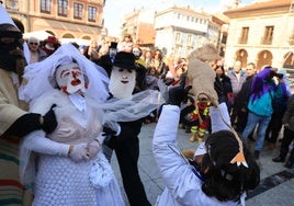 Los mazcaritos animan el Antroxu en Avilés