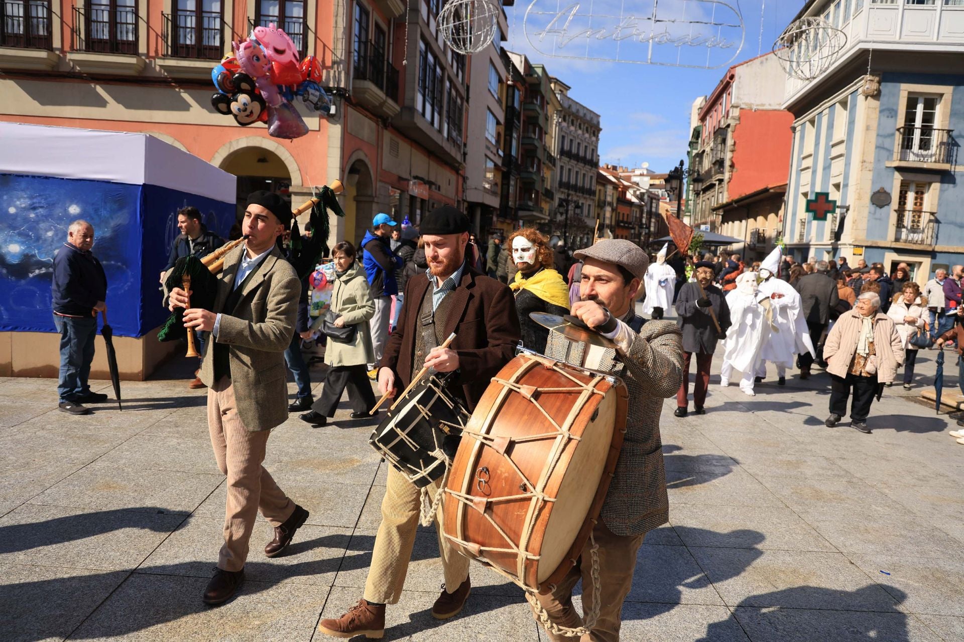 Los mazcaritos animan el Antroxu en Avilés