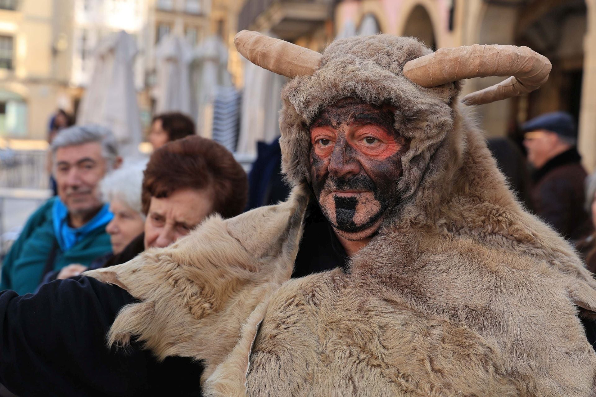 Los mazcaritos animan el Antroxu en Avilés