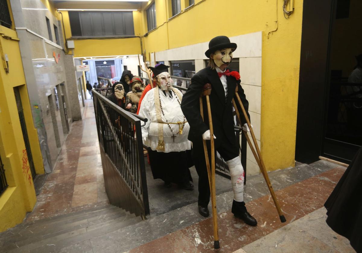 El mazcarito con muletas, durante el recorrido por Oviedo.