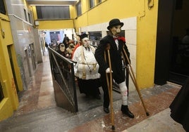 El mazcarito con muletas, durante el recorrido por Oviedo.