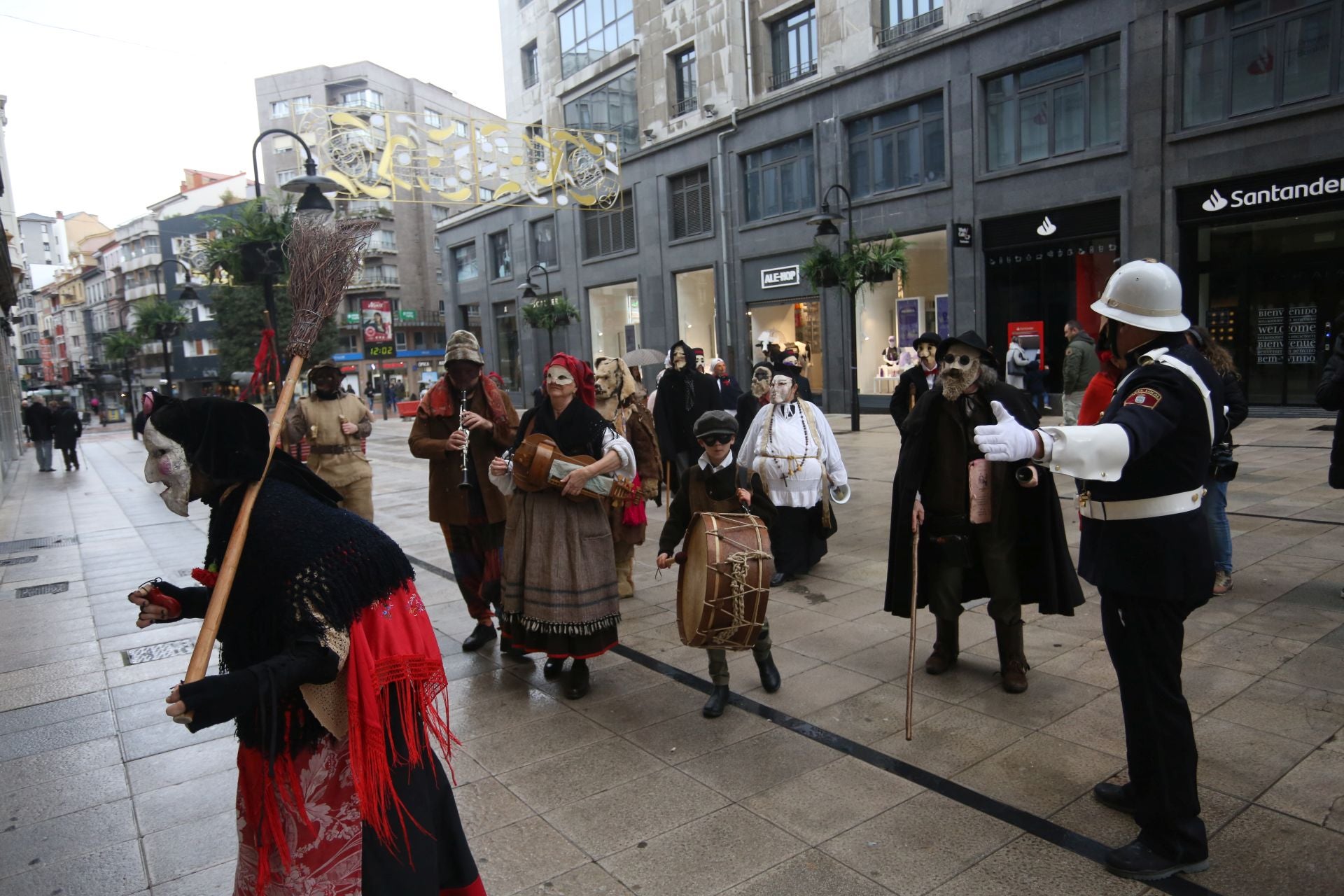 Mazcaritos reivindicativos desfilan en Oviedo