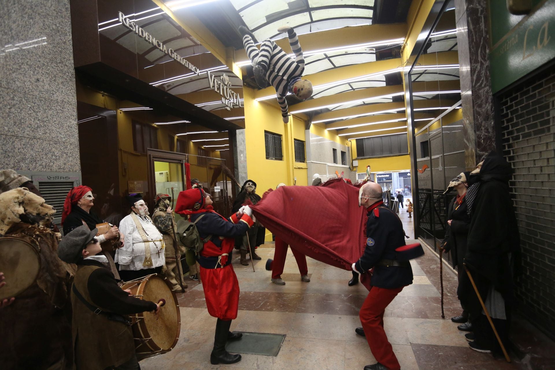 Mazcaritos reivindicativos desfilan en Oviedo