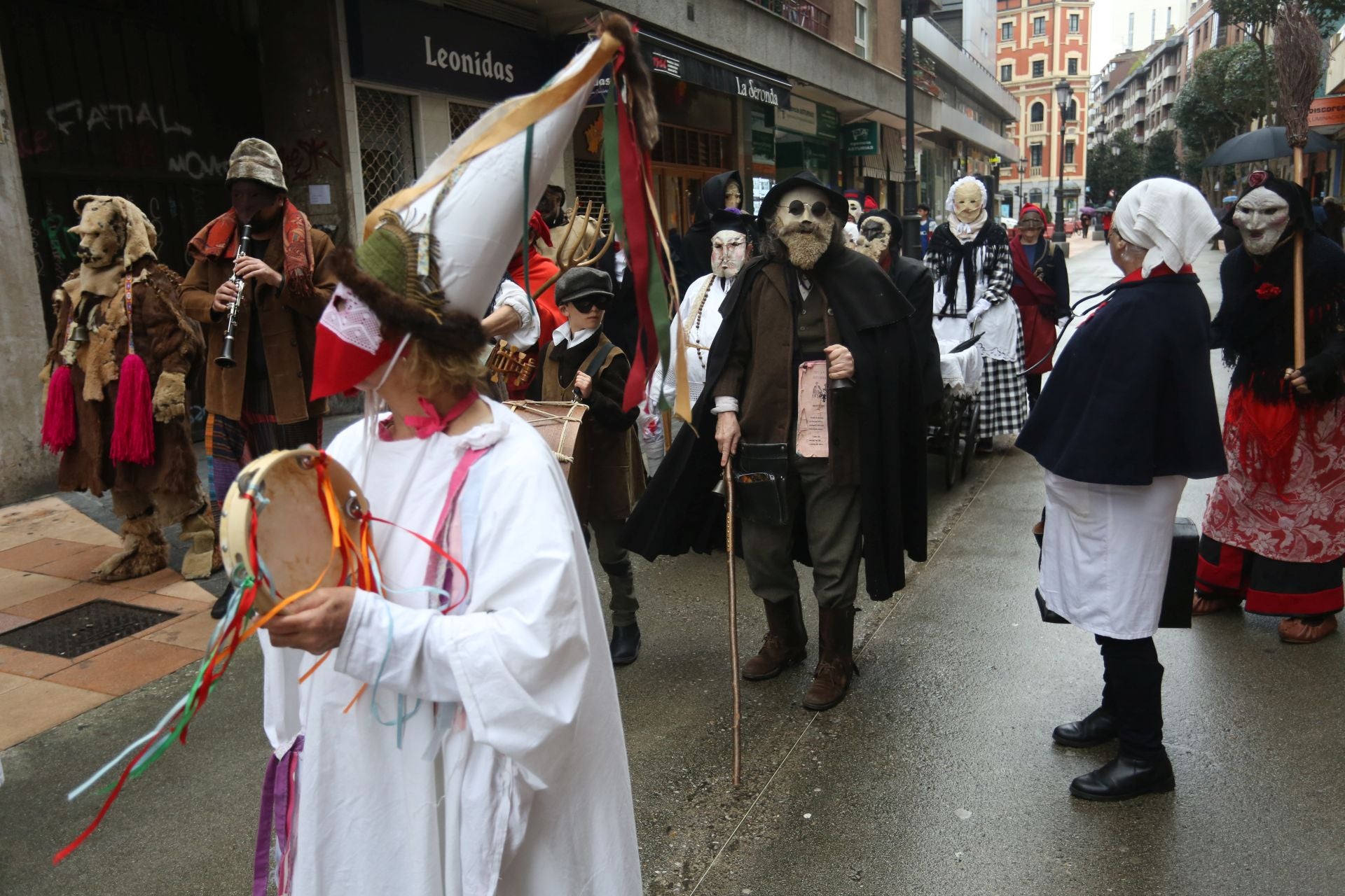 Mazcaritos reivindicativos desfilan en Oviedo