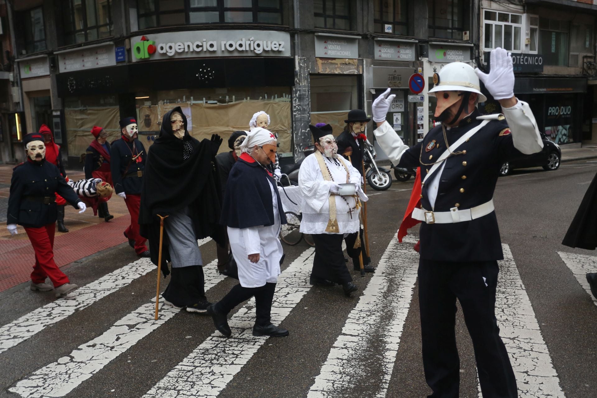 Mazcaritos reivindicativos desfilan en Oviedo