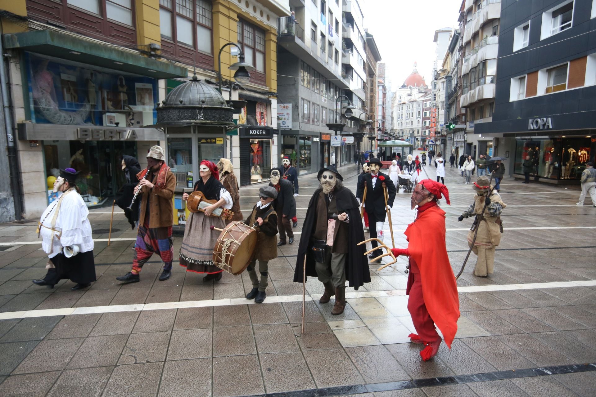 Mazcaritos reivindicativos desfilan en Oviedo
