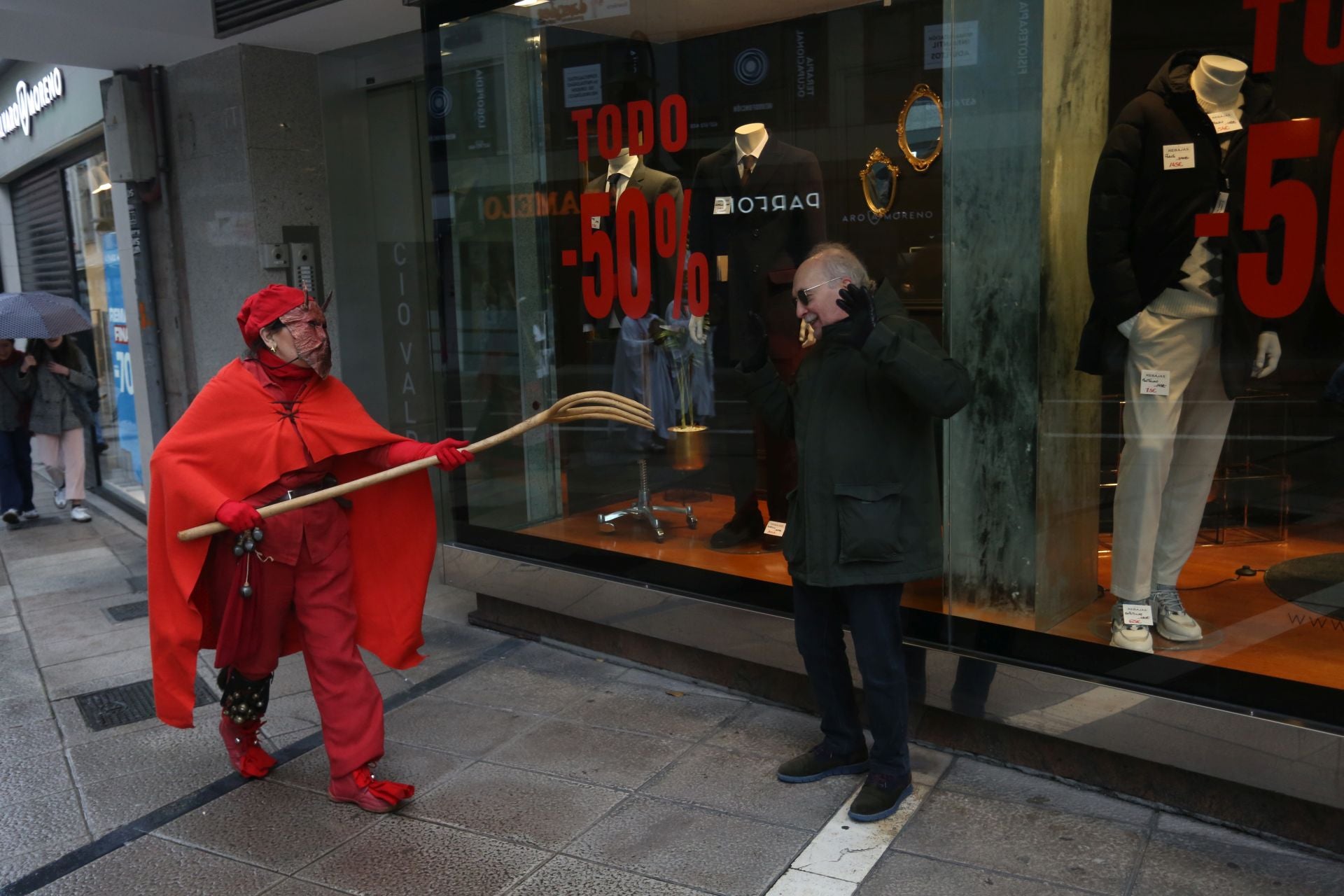Mazcaritos reivindicativos desfilan en Oviedo