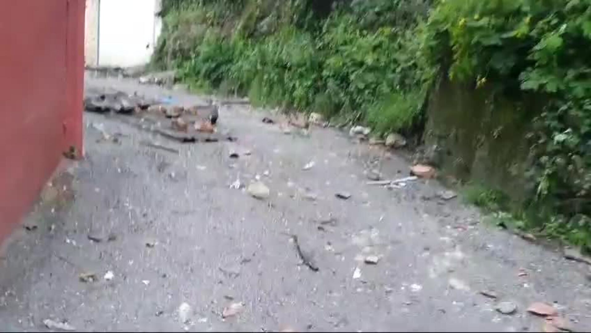 Los daños de la explosión en Mieres más allá del edificio derrumbado