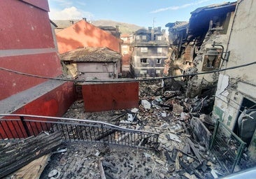 Una montaña de escombros: así se ven los efectos de la explosión de Mieres desde el edificio de enfrente