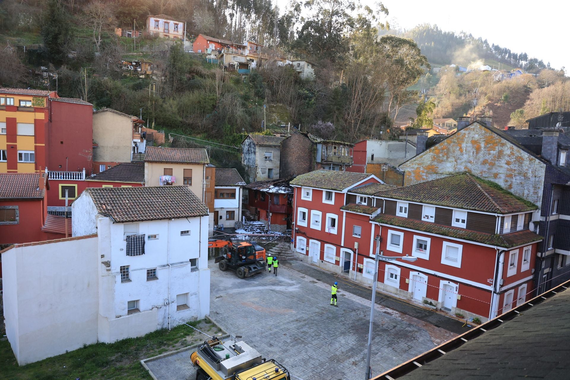 El día después de la explosión en Mieres, en imágenes