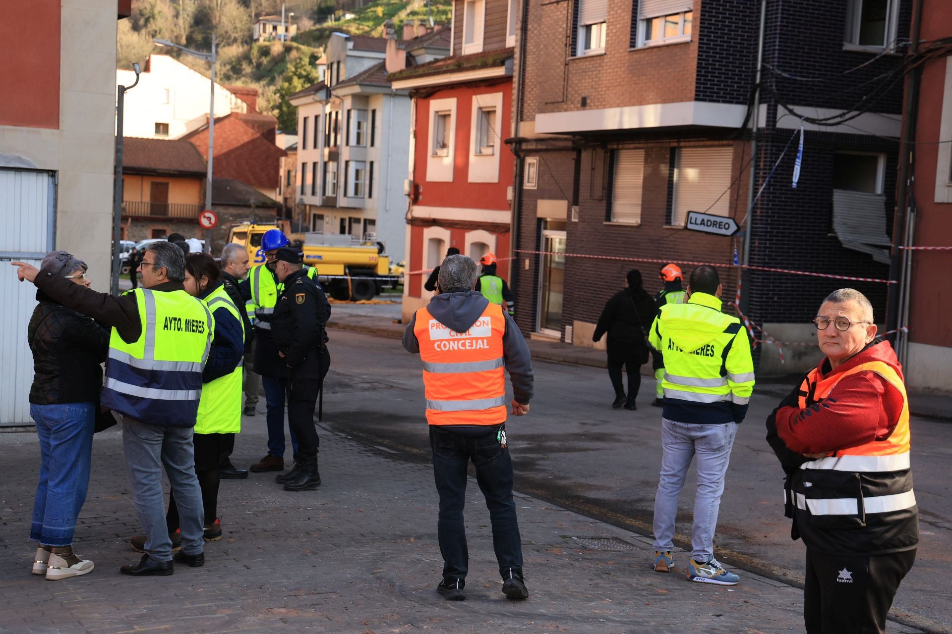 El día después de la explosión en Mieres, en imágenes