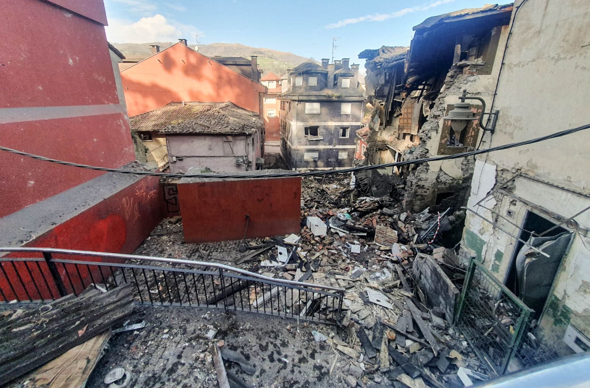 El día después de la explosión en Mieres, en imágenes