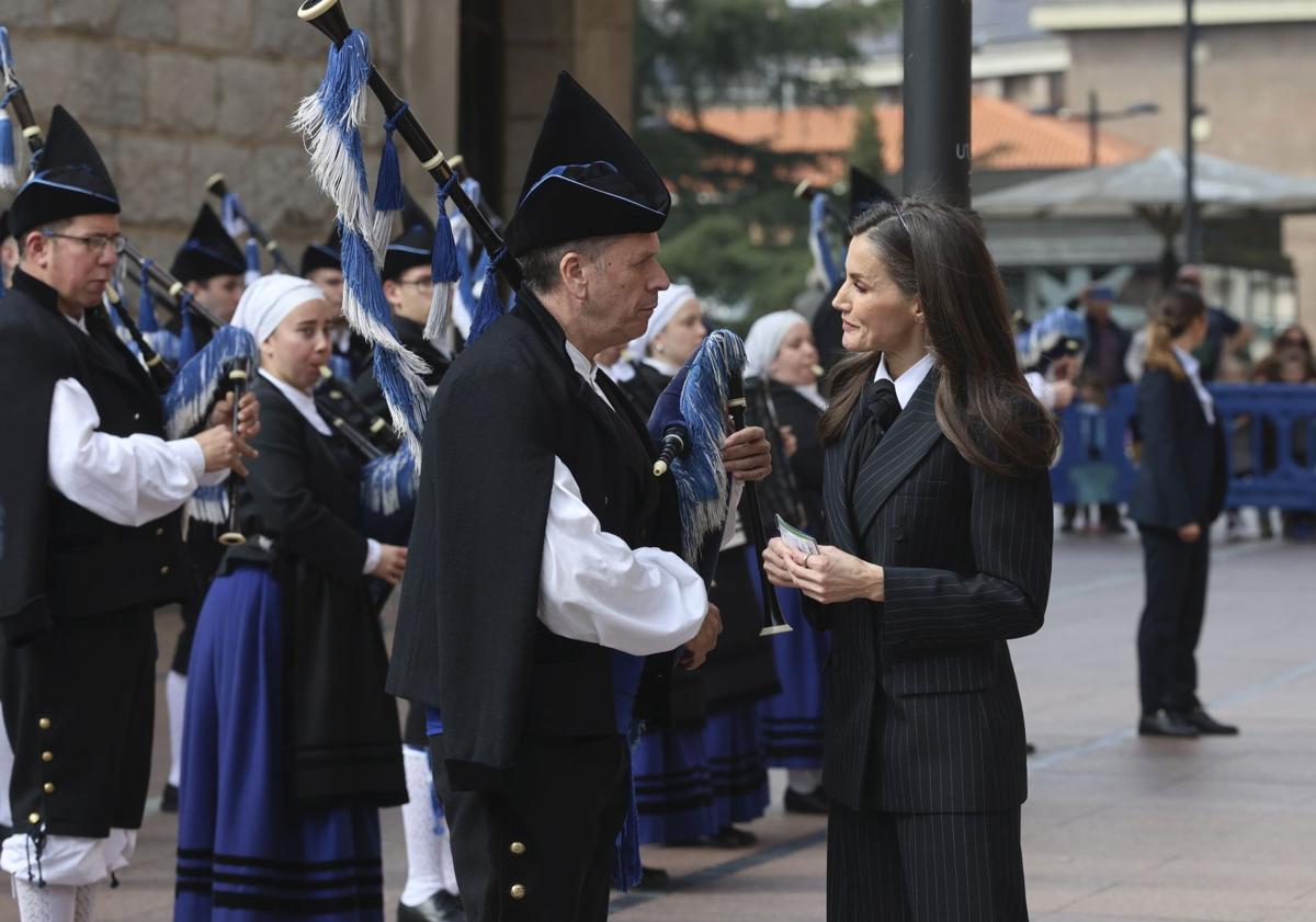Imagen principal - La Reina Letizia deslumbra en Oviedo con un &#039;look&#039; de traje y un guiño a &#039;Caiga quien Caiga&#039;