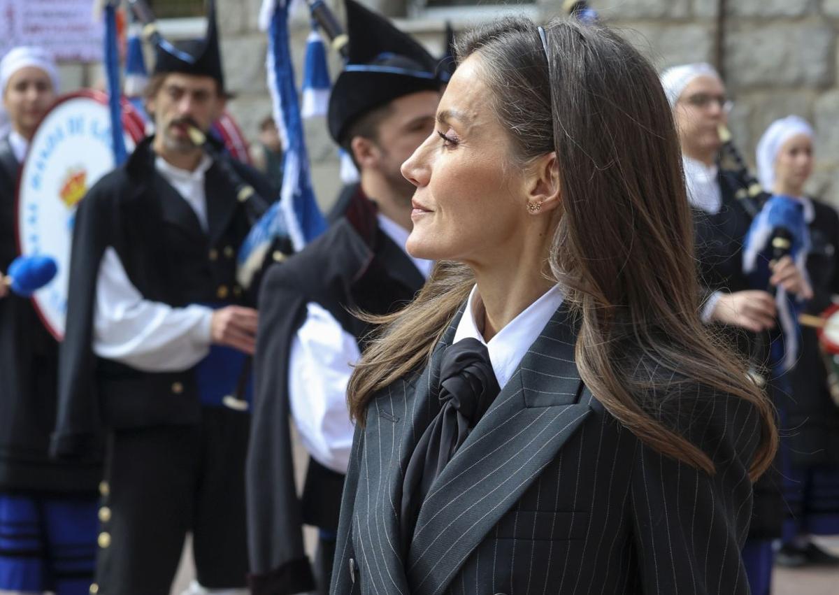 Imagen secundaria 1 - La Reina Letizia deslumbra en Oviedo con un &#039;look&#039; de traje y un guiño a &#039;Caiga quien Caiga&#039;