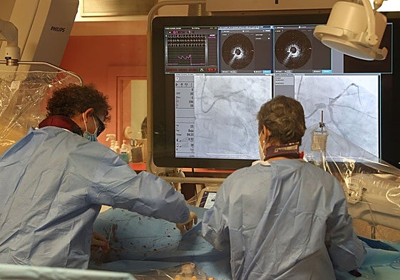 Una intervención en uno de los quirófanos del Hospital Universitario de Cabueñes.