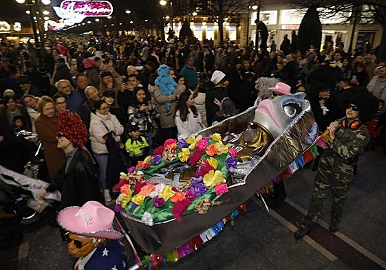 La sardina 'Bluti' durante el cortejo fúnebre.