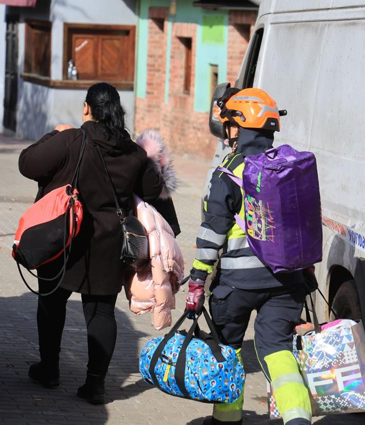 Imagen secundaria 2 - Los vecinos, un día después de la brutal explosión en Mieres: «Hemos pasado la noche mal, pero felices de que todos estén vivos»