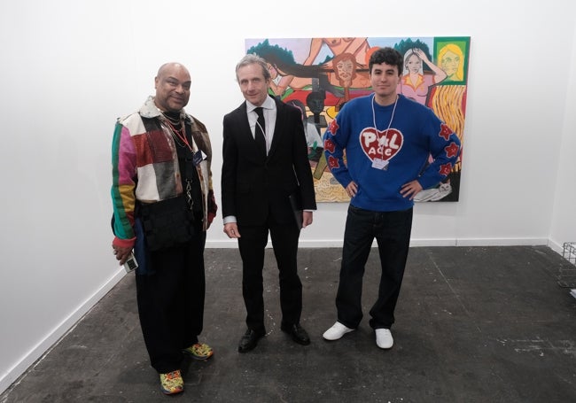 Un coleccionista junto a Diego Sánchez Noriega y el artista Pablo Linsambarth.