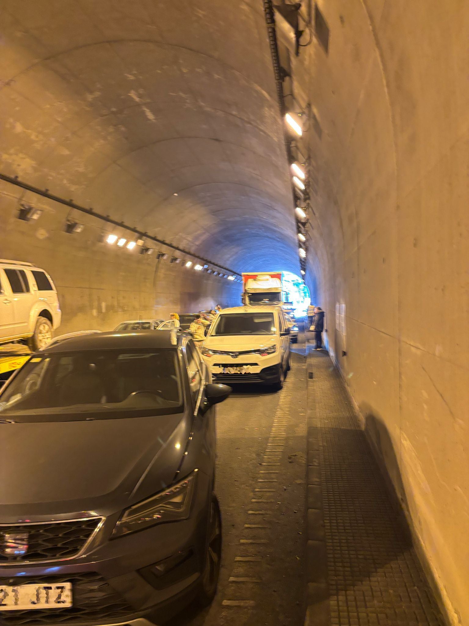 Siete heridos en el túnel de la Bolgachina tras el vertido de un camión