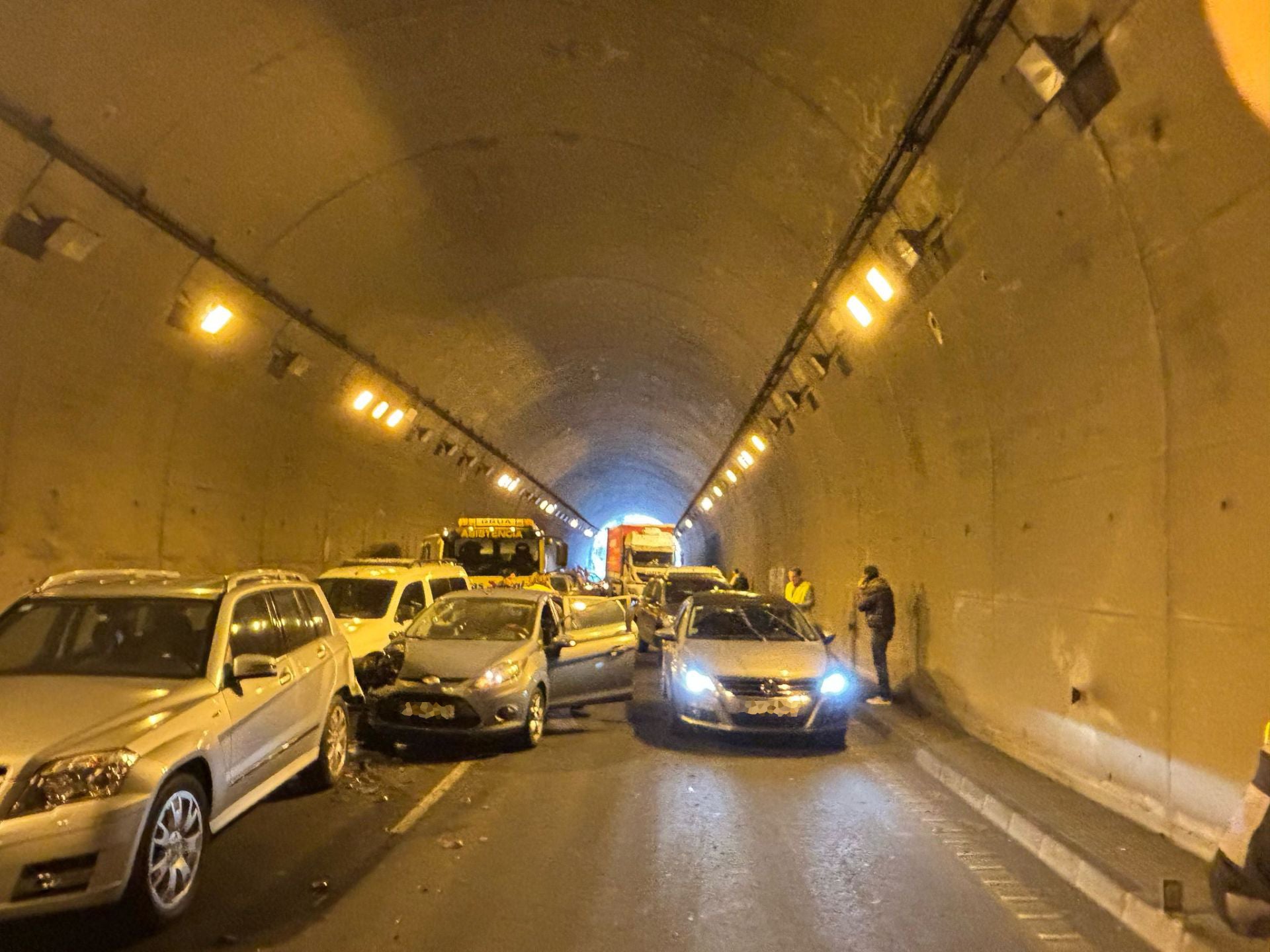 Siete heridos en el túnel de la Bolgachina tras el vertido de un camión