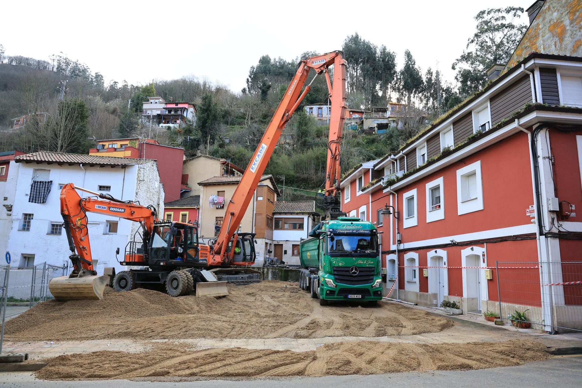 La actividad en Mieres continúa con el derribo de edificios tras la explosión