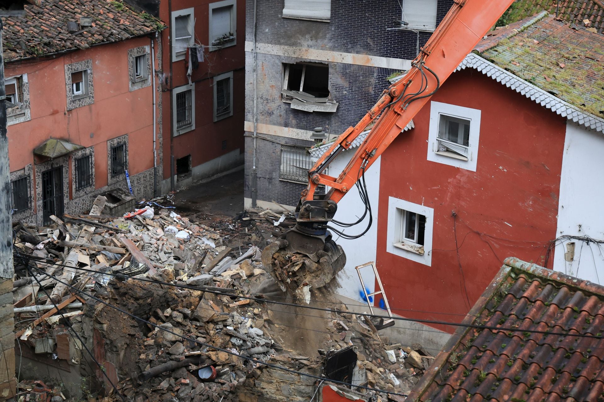 La actividad en Mieres continúa con el derribo de edificios tras la explosión