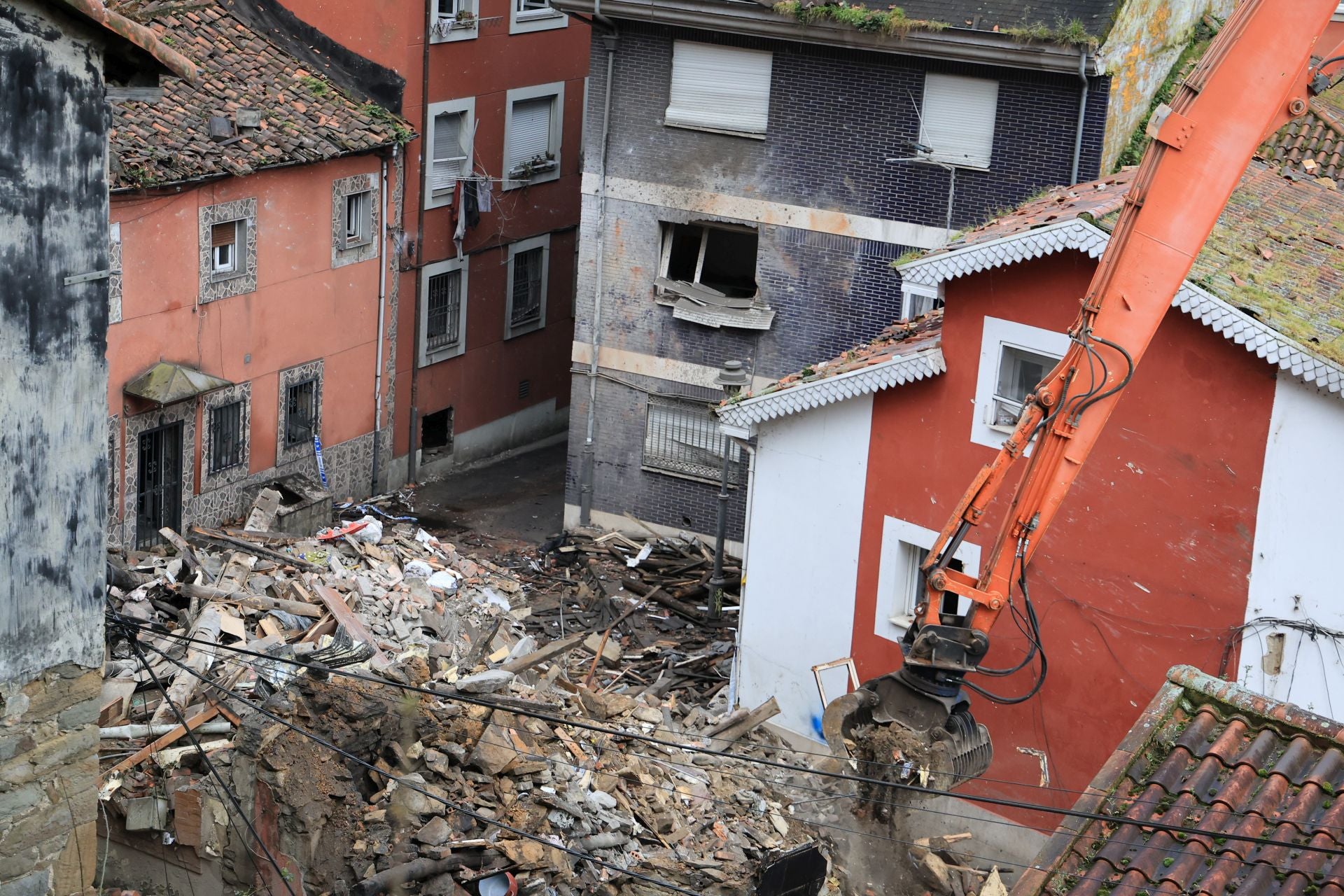 La actividad en Mieres continúa con el derribo de edificios tras la explosión