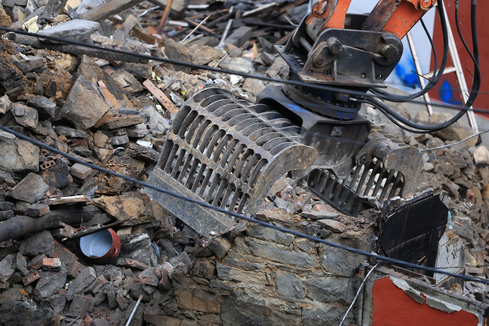 La actividad en Mieres continúa con el derribo de edificios tras la explosión