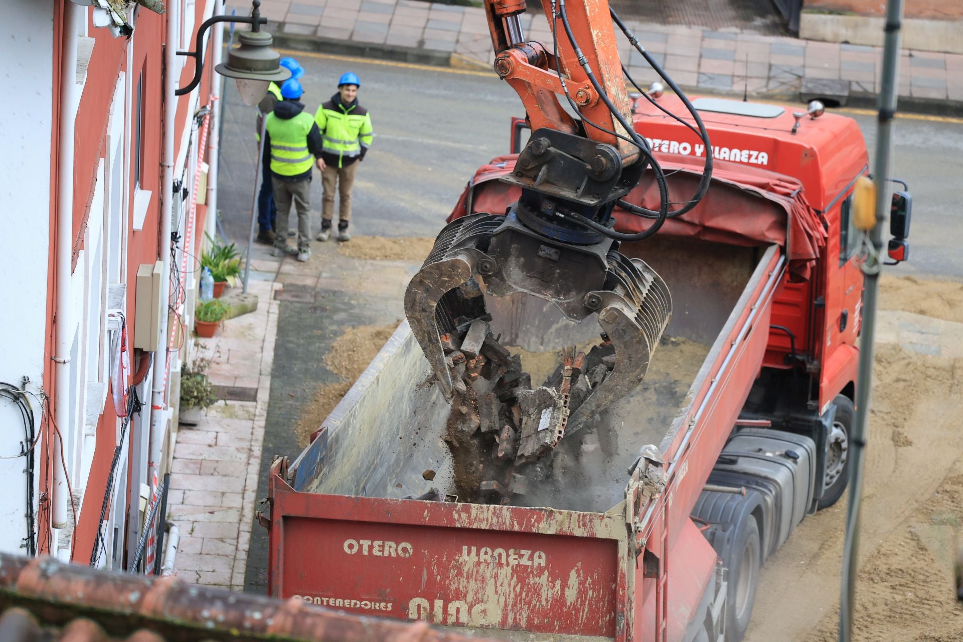 La actividad en Mieres continúa con el derribo de edificios tras la explosión
