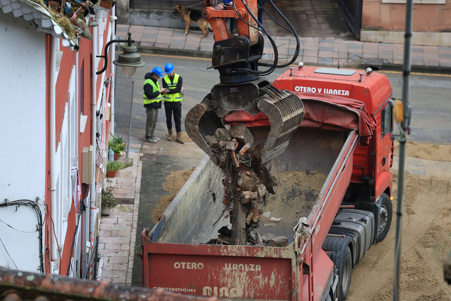 La actividad en Mieres continúa con el derribo de edificios tras la explosión