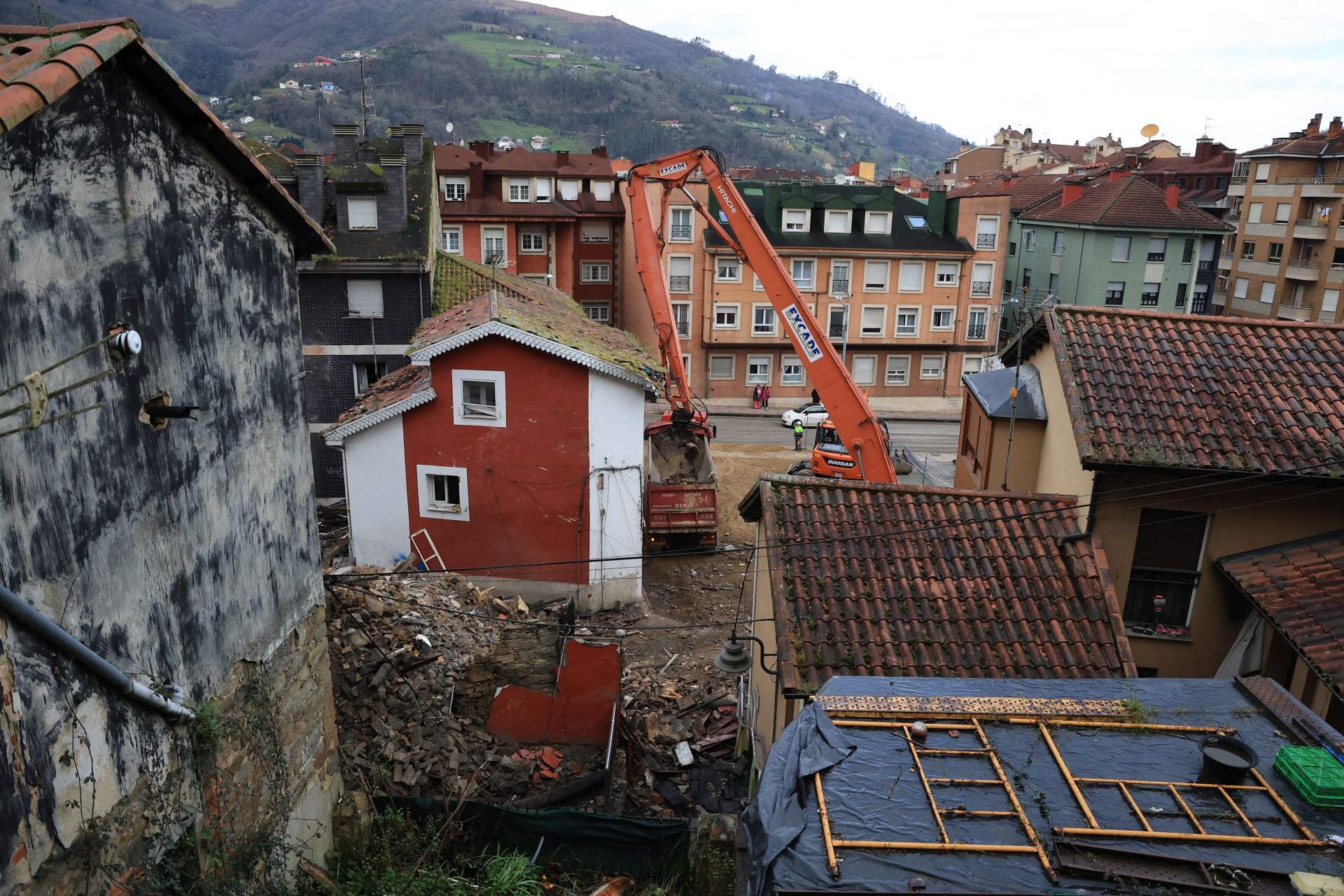 La actividad en Mieres continúa con el derribo de edificios tras la explosión