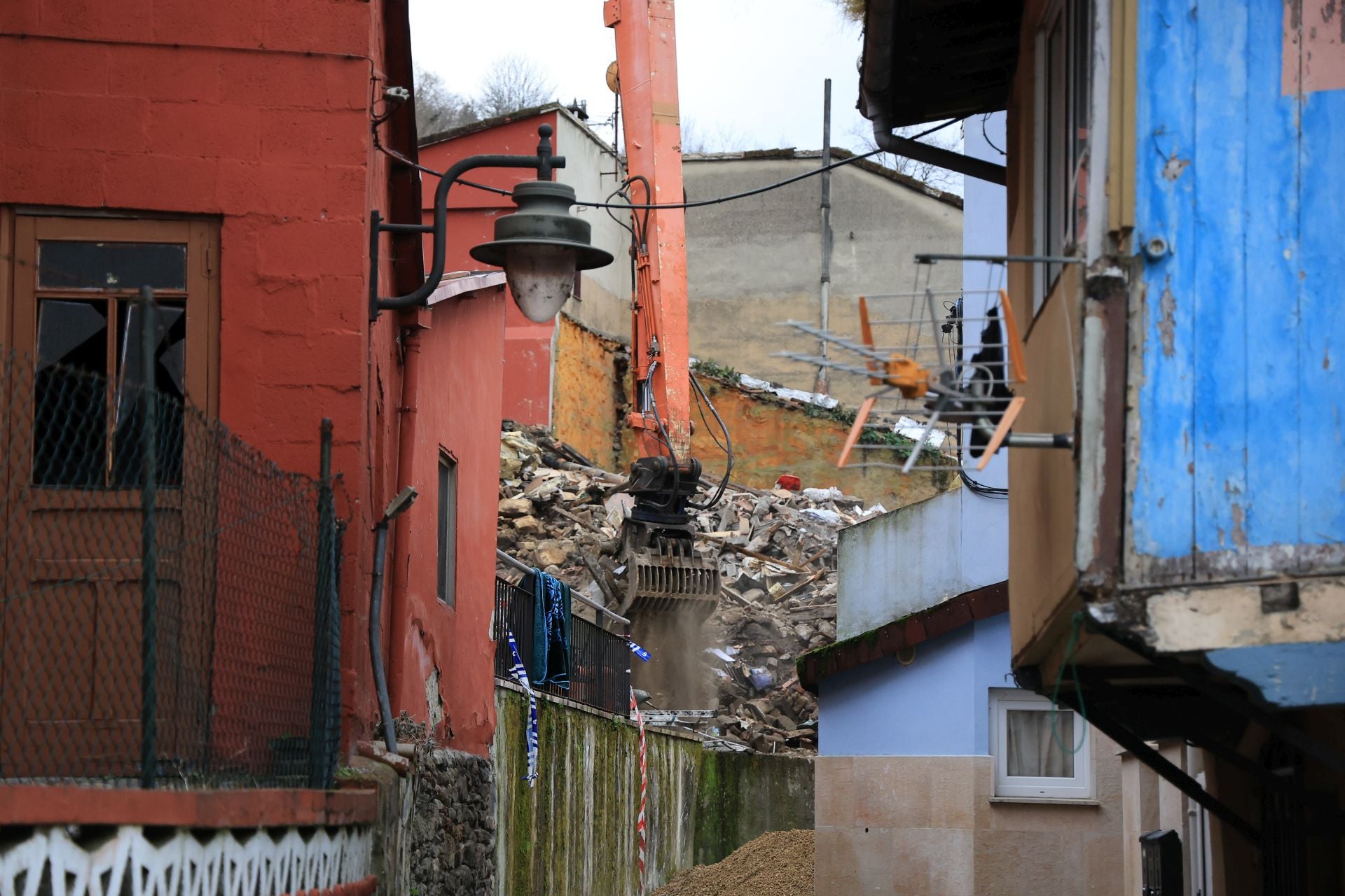 La actividad en Mieres continúa con el derribo de edificios tras la explosión
