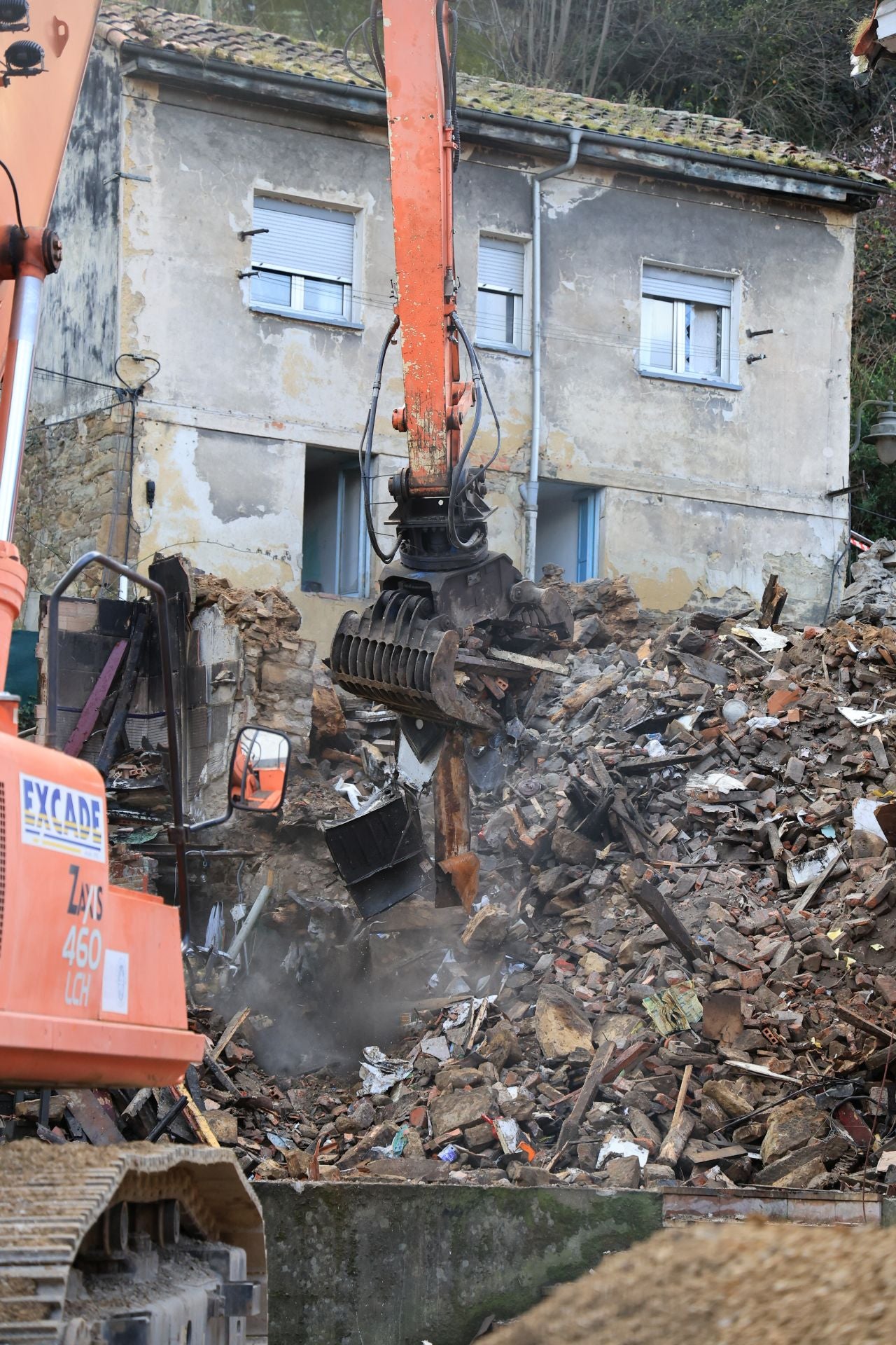 La actividad en Mieres continúa con el derribo de edificios tras la explosión