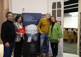 Andrés gonzález, creador del programa TEI; Montserrat López Moro, concejala de Cultura; el escritor Alejandro Palomas y la maestra del colegio Clarín Carmen Aller en las jornadas sobre el acoso escolar en la Escuela de Comercio de Gijón.