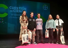 Los cinco finalistas de la gala Cuestión de Ciencia de Langreo: Lucía Santos y Pelayo Iglesias, del IES La Quintana; Ariel Rodríguez, del IES Valle de Turón y ganador de esta edición; Sofía Espina, del IES Santa Bárbara; y Claudia Prada, del IES La Fresneda.