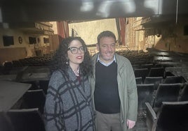 Vanesa Gutiérrez y Julio García en el interior de un destrozado cince Maxi