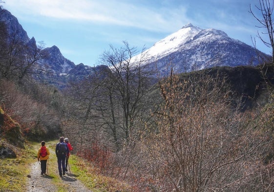 Senderistas recorriendo una ruta en Amieva.