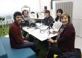 La alcaldesa de Avilés, Mariví Monteserín, respondió a todas las preguntas de los estudiantes del IES de La Magdalena.