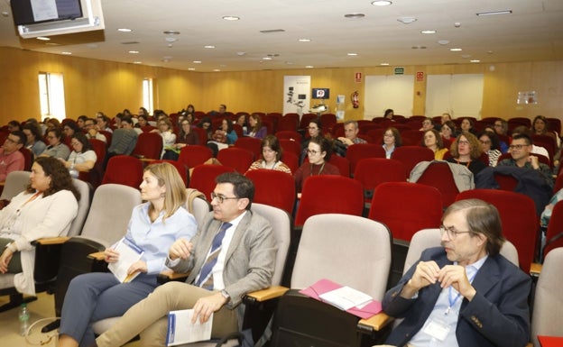 Público asistente en el salón de actos del Hospital de Cabueñes.