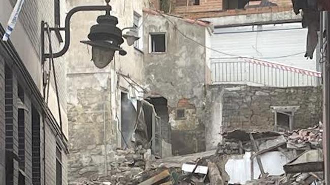 Imagen después - La imagen del barrio de La Villa cambiará por completo tras la explosión del pasado lunes. En la entrada por el callejón de Lladreo ya no se ve la casa en la que pudo inicarse el suceso, algo que aún está por determinar y que aclarará la investigación.